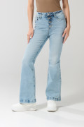 Jean azul claro flare con botones, tiro alto y bota ancha