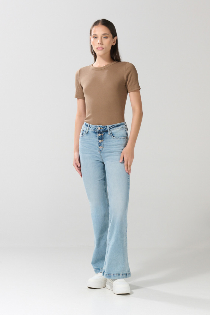 Jean azul claro flare con botones, tiro alto y bota ancha