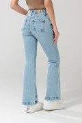 Jean azul claro flare con botones, tiro alto y bota ancha