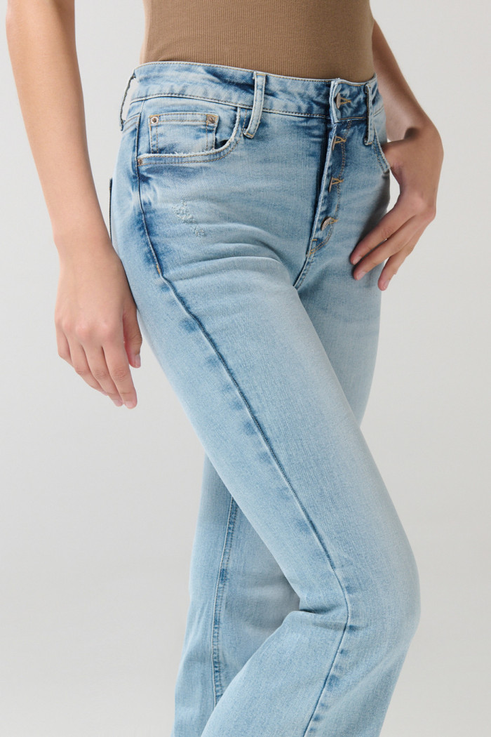 Jean azul claro flare con botones, tiro alto y bota ancha