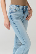 Jean azul claro flare con botones, tiro alto y bota ancha