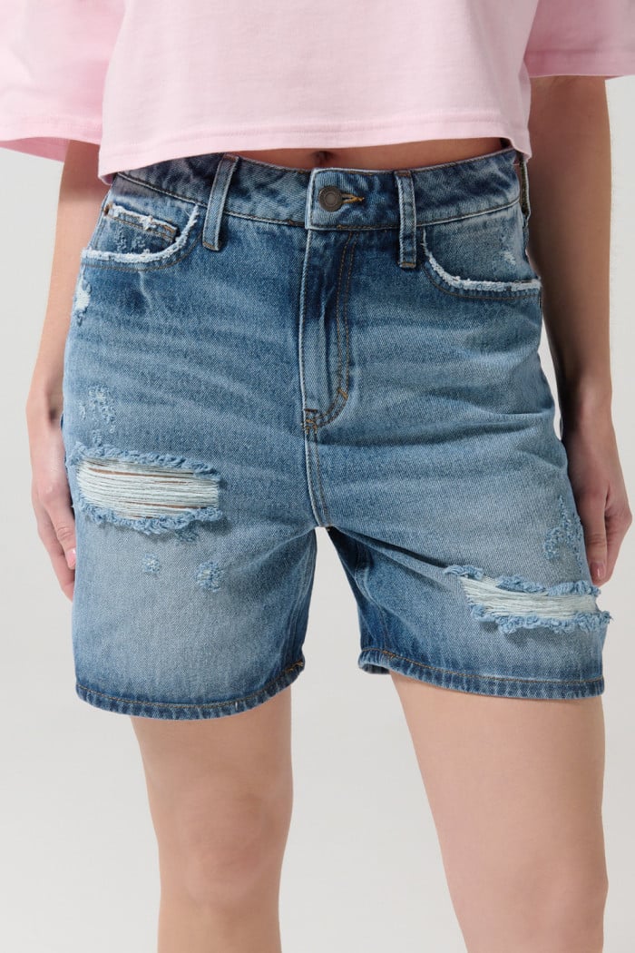 Short en jean azul con rotos y tiro súper alto