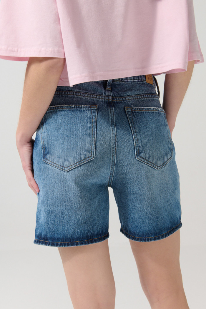 Short en jean azul con rotos y tiro súper alto
