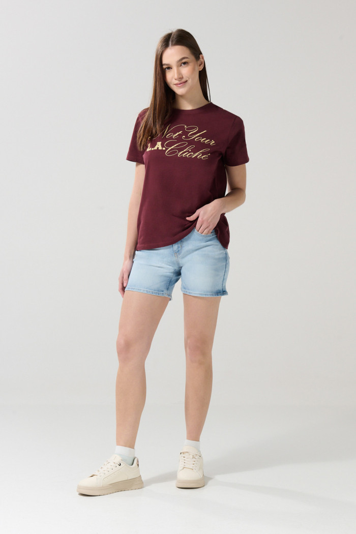 Short tiro medio azul en jean con desgastes localizados