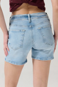Short tiro medio azul en jean con desgastes localizados