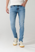 Jean skinny tiro bajo azul claro con ligeros desgastes