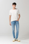 Jean skinny tiro bajo azul claro con ligeros desgastes