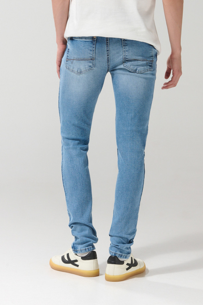 Jean skinny tiro bajo azul claro con ligeros desgastes