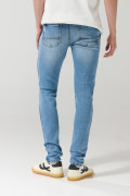 Jean skinny tiro bajo azul claro con ligeros desgastes
