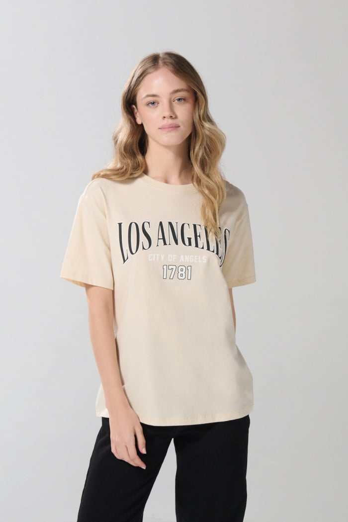 Camiseta en algodón kaki con texto college y manga corta