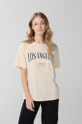 Camiseta en algodón kaki con texto college y manga corta