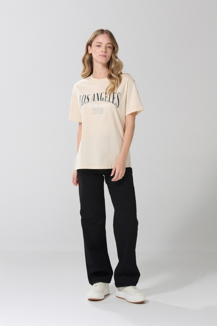 Camiseta en algodón kaki con texto college y manga corta