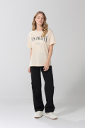 Camiseta en algodón kaki con texto college y manga corta