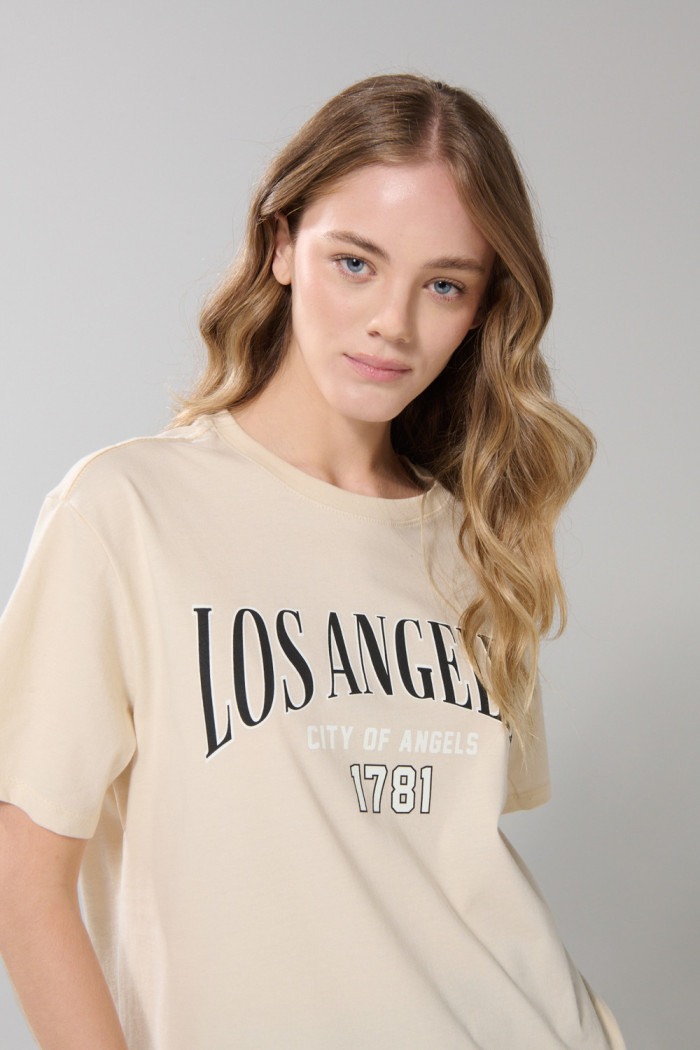 Camiseta en algodón kaki con texto college y manga corta