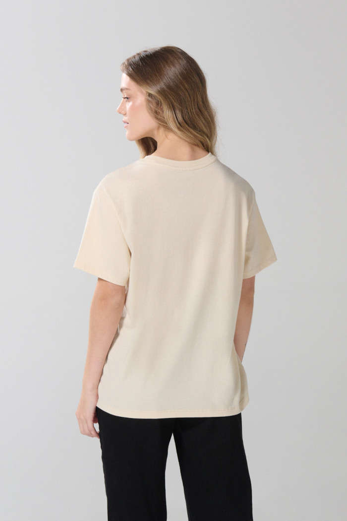 Camiseta en algodón kaki con texto college y manga corta