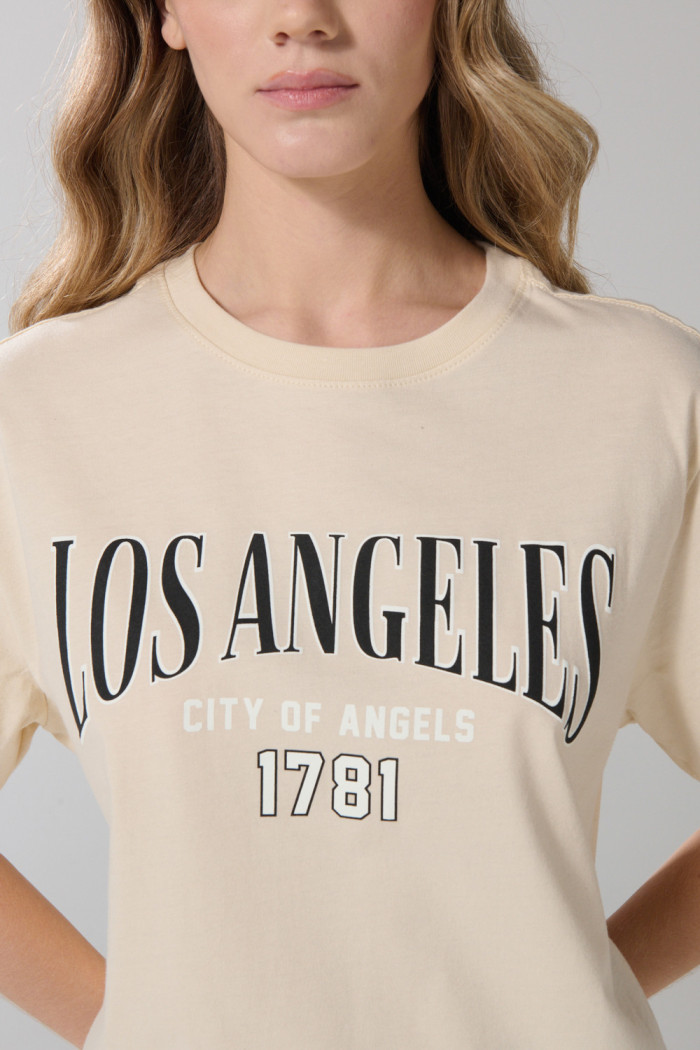 Camiseta en algodón kaki con texto college y manga corta