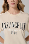Camiseta en algodón kaki con texto college y manga corta