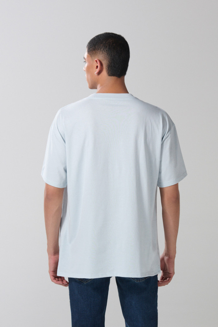 Camiseta cuello V azul clara oversize con diseño college