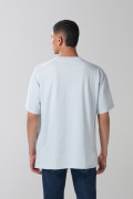 Camiseta cuello V azul clara oversize con diseño college