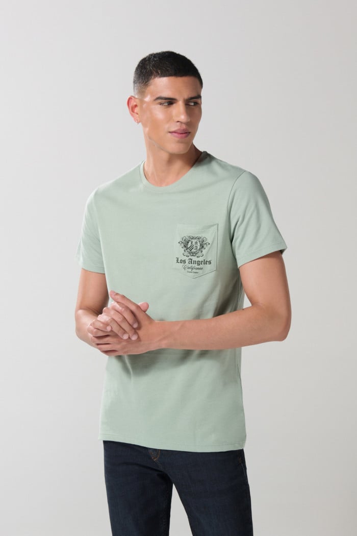Camiseta en algodón college verde con bolsillo y manga corta