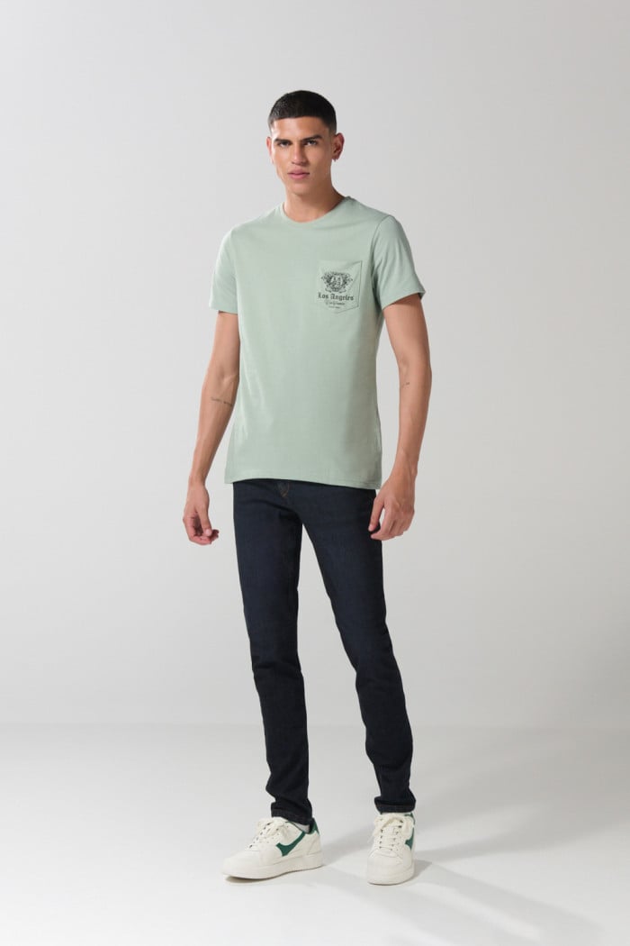 Camiseta en algodón college verde con bolsillo y manga corta