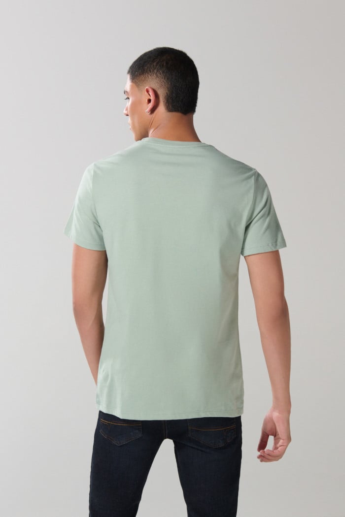 Camiseta en algodón college verde con bolsillo y manga corta