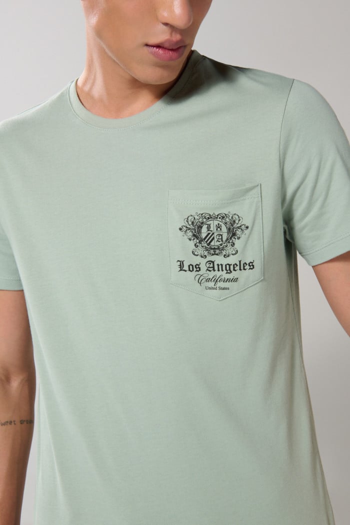 Camiseta en algodón college verde con bolsillo y manga corta