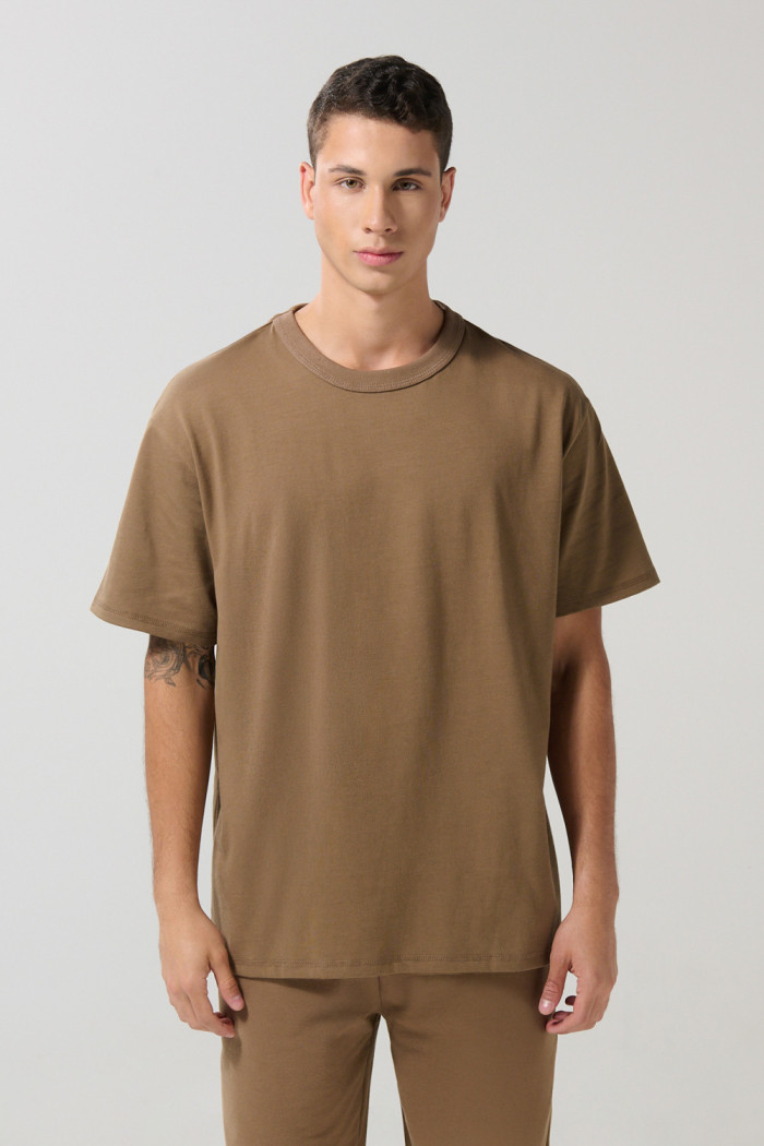 Camiseta unicolor cuello redondo oversize con hombro caído