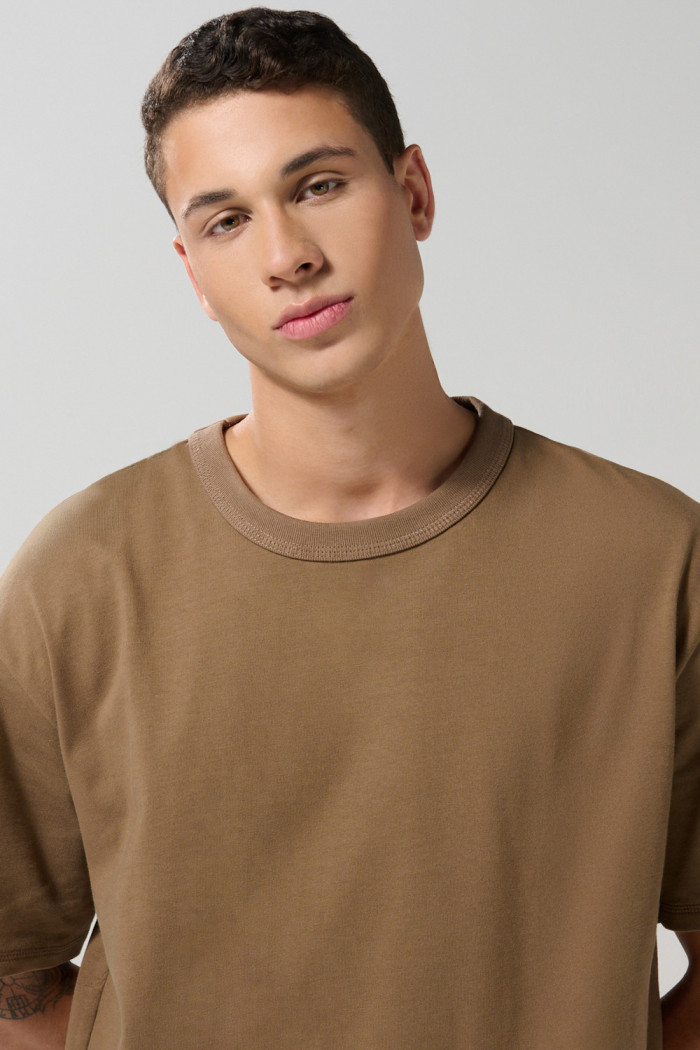 Camiseta unicolor cuello redondo oversize con hombro caído