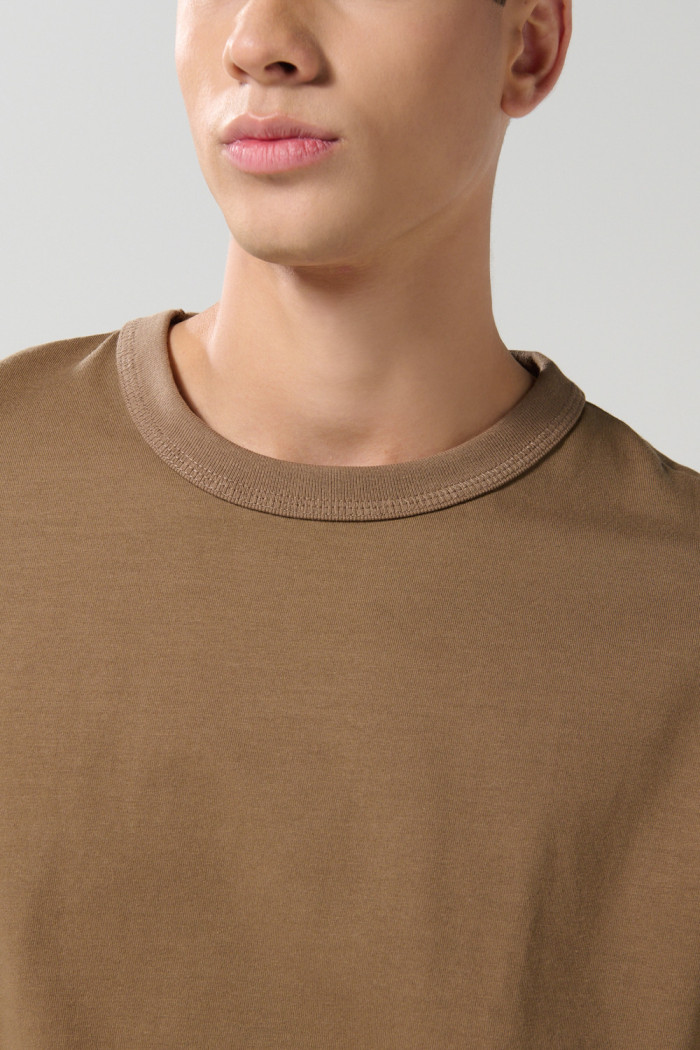 Camiseta unicolor cuello redondo oversize con hombro caído
