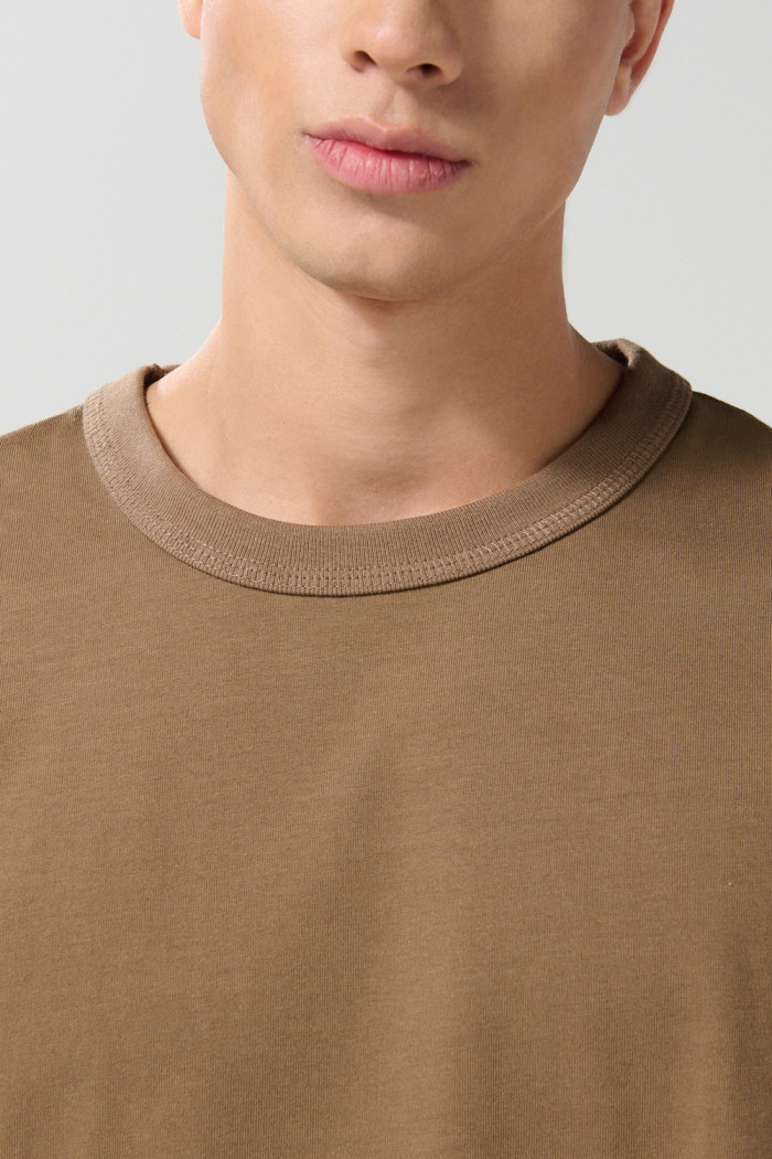 Camiseta unicolor cuello redondo oversize con hombro caído