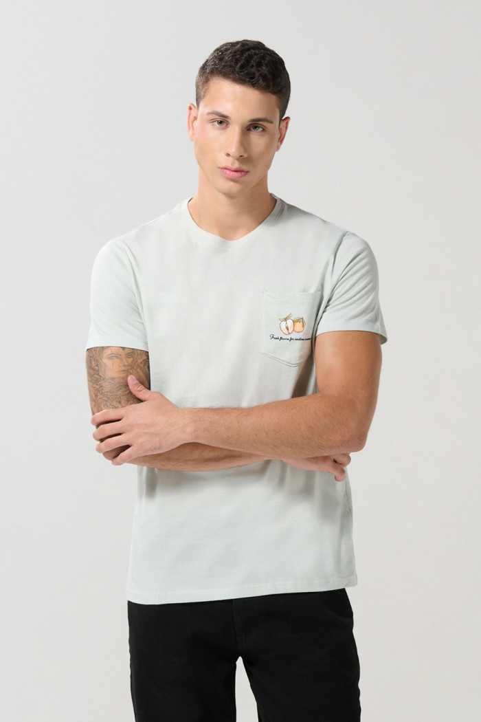 Camiseta unicolor con bolsillo, manga corta y arte de verano
