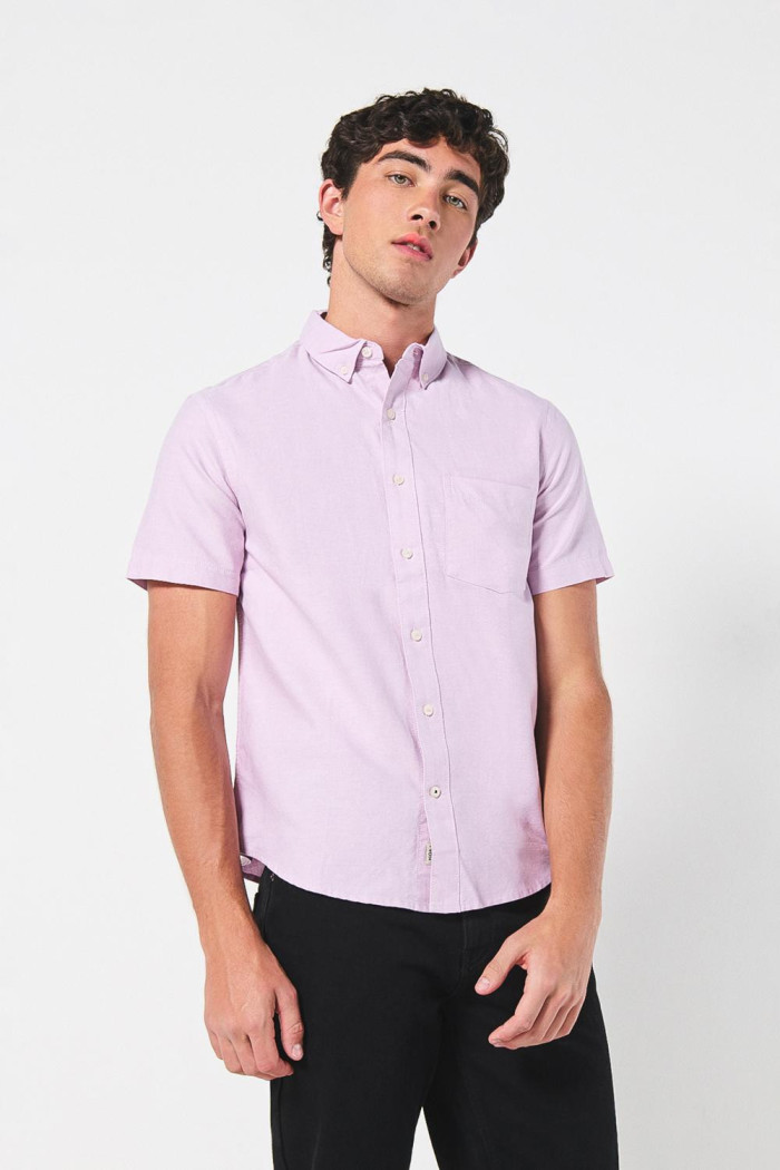 Camisa unicolor en algodón con manga corta y bolsillo
