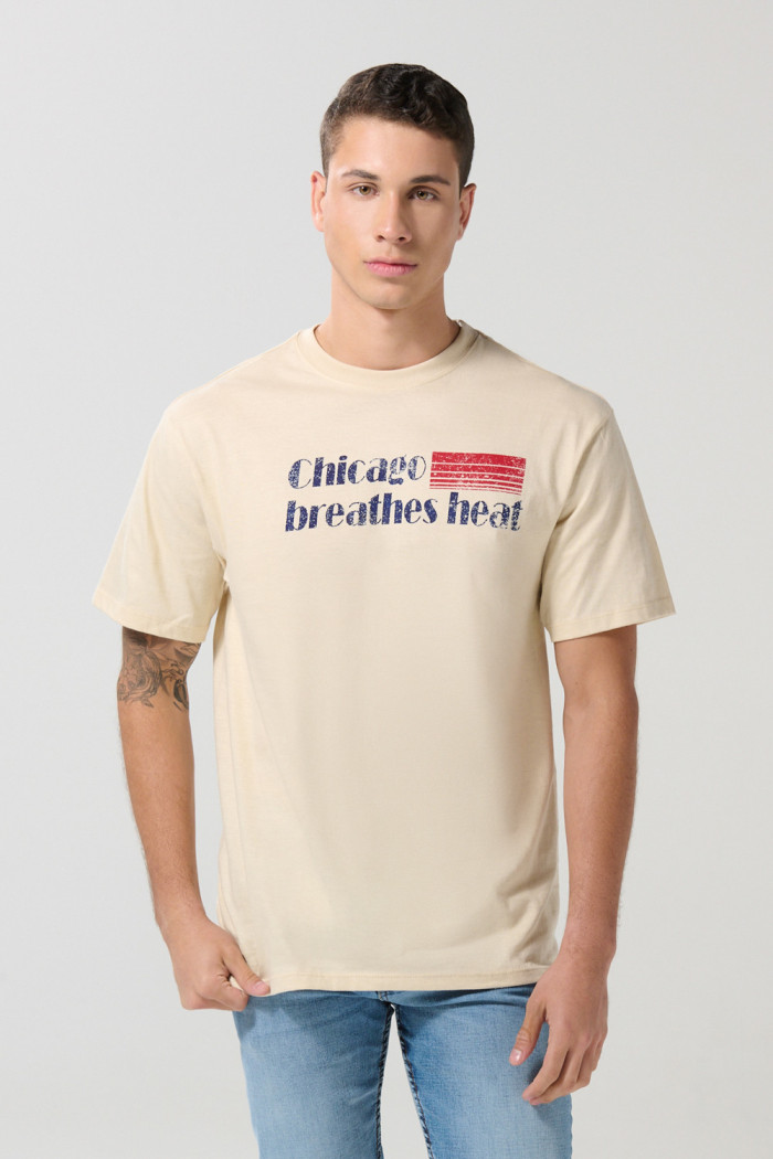 Camiseta cuello redondo kaki clara con diseño college