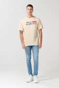 Camiseta cuello redondo kaki clara con diseño college