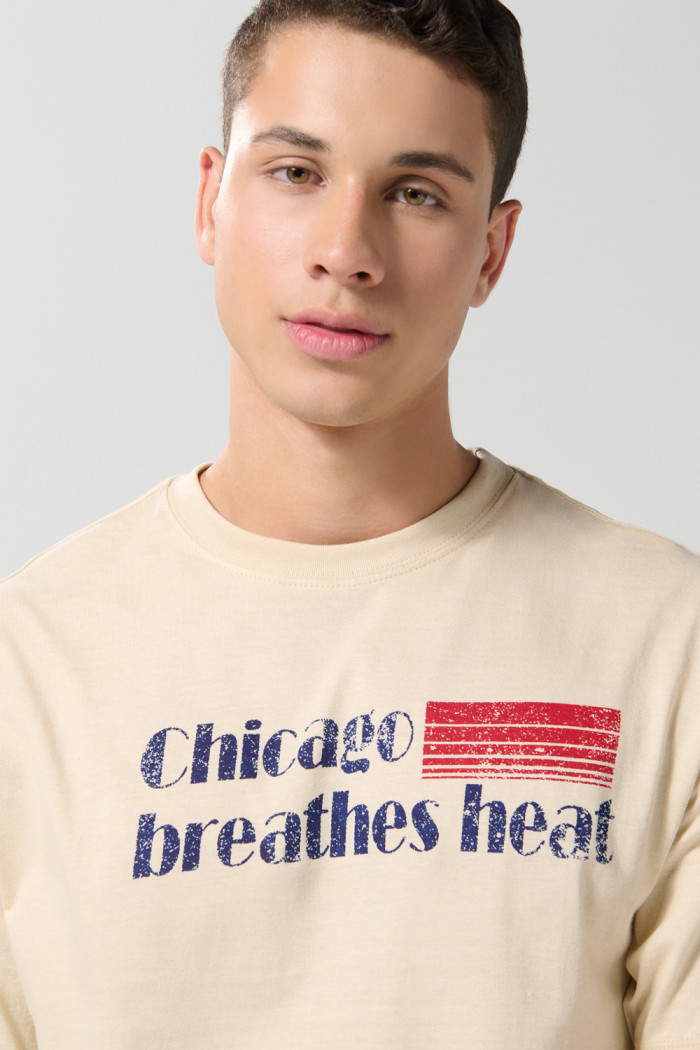 Camiseta cuello redondo kaki clara con diseño college