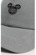 Cachucha gris intensa beisbolera con diseño de Mickey