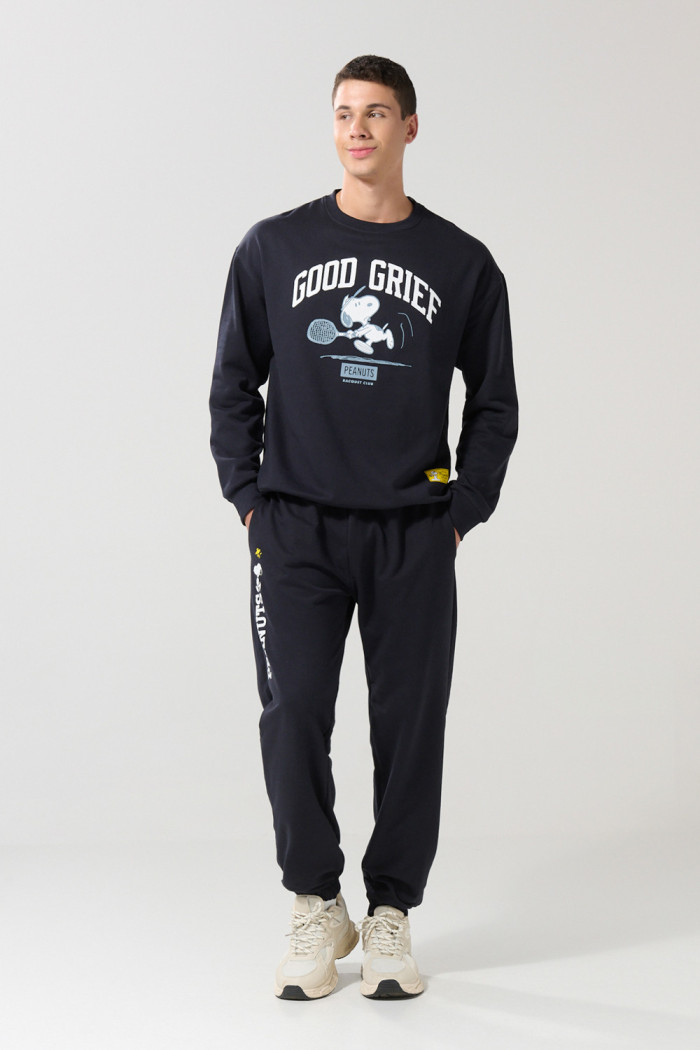 Pantalón azul intenso tipo jogger con diseño de Snoopy