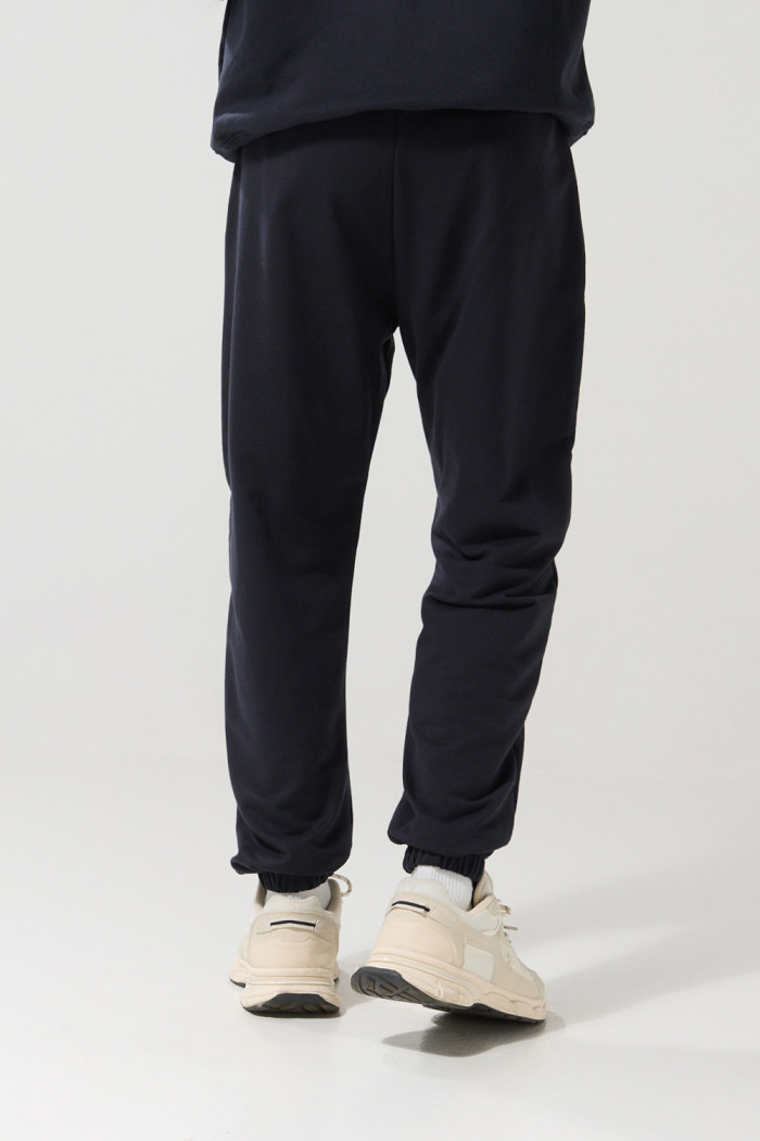 Pantalón azul intenso tipo jogger con diseño de Snoopy