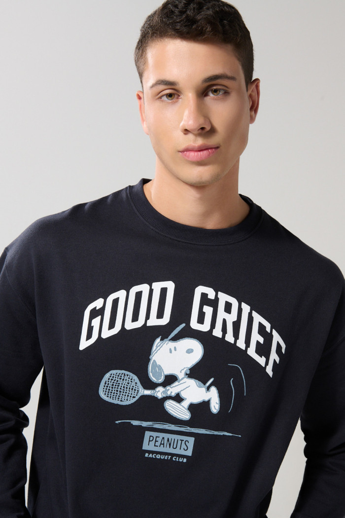Buzo azul intenso cuello redondo con arte de Snoopy