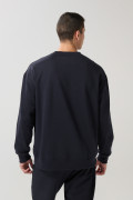 Buzo azul intenso cuello redondo con arte de Snoopy