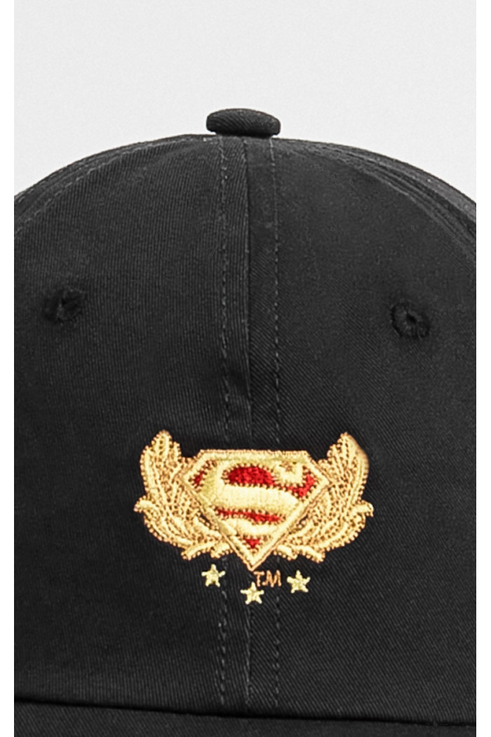 Cachucha negra tipo beisbolera con arte de Superman