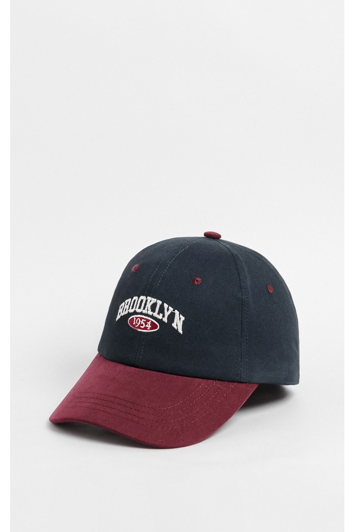 Cachucha beisbolera azul intensa college con visera roja