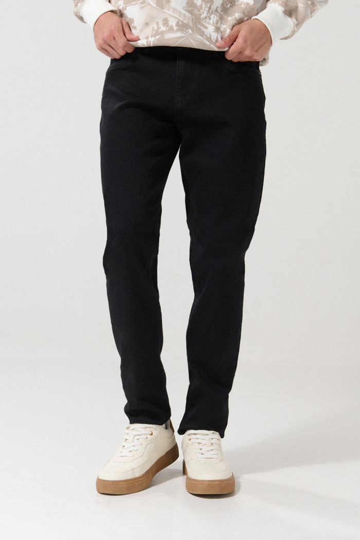 Jean tiro bajo ajustado skinny negro con 5 bolsillos
