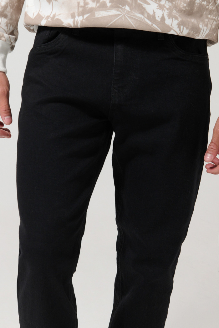 Jean tiro bajo ajustado skinny negro con 5 bolsillos
