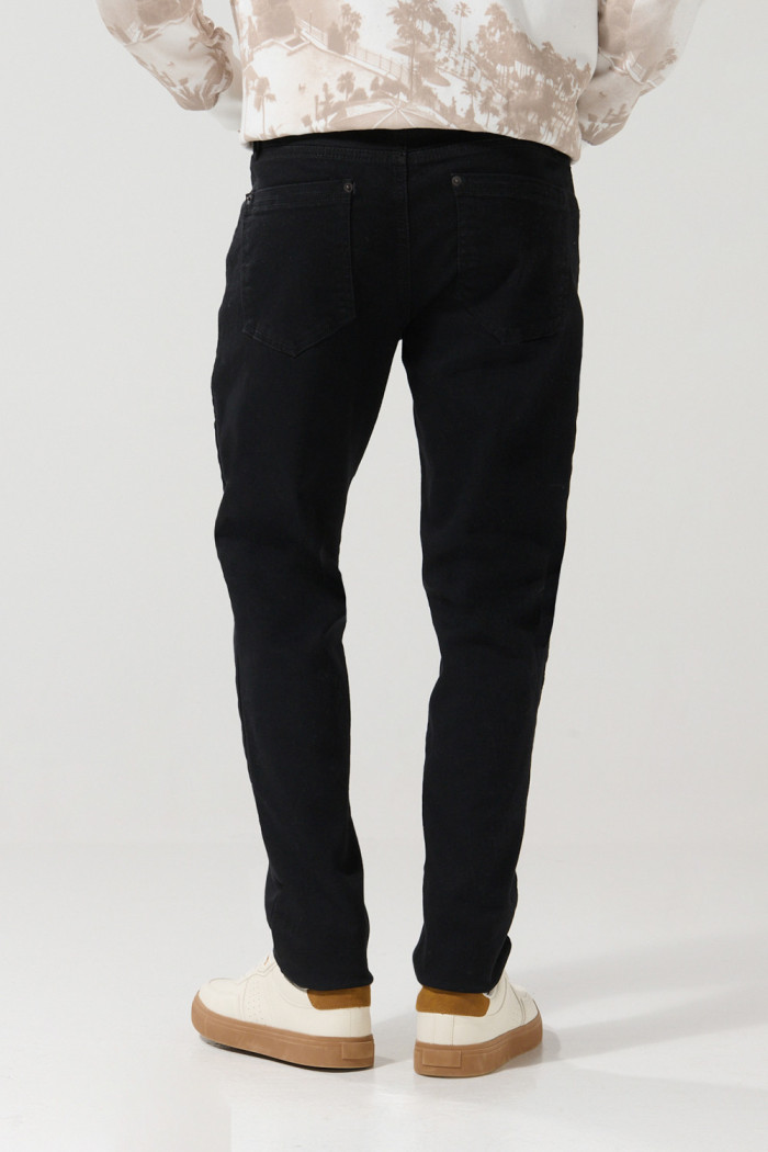 Jean tiro bajo ajustado skinny negro con 5 bolsillos
