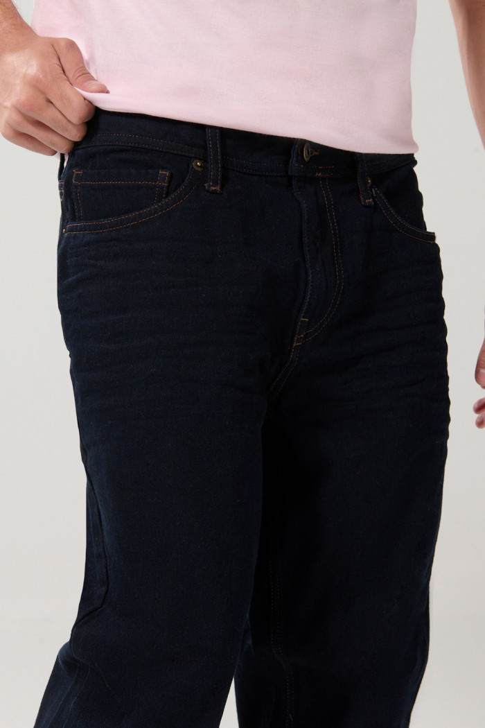 Jean 90´S azul intenso con tiro bajo, costuras y bota recta
