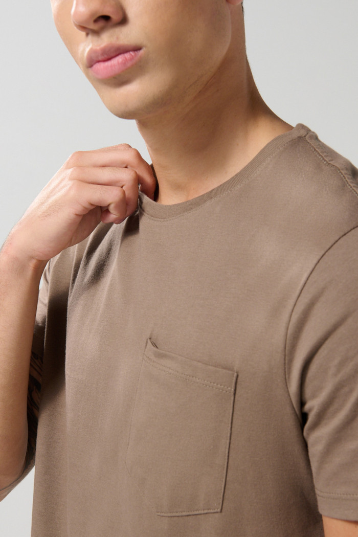 Camiseta en algodón manga corta unicolor con bolsillo