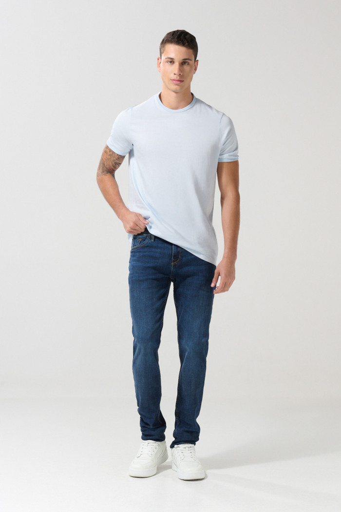 Jean skinny azul oscuro ajustado con tiro bajo y bolsillos