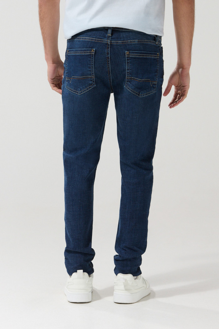 Jean skinny azul oscuro ajustado con tiro bajo y bolsillos
